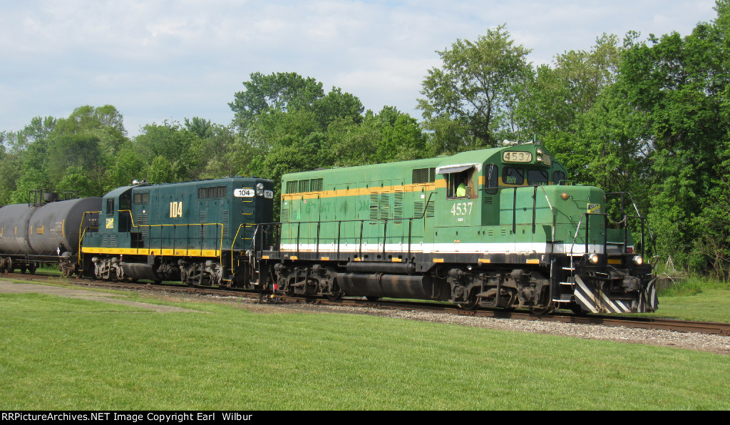 Ohio South Central Railroad (OSCR) 4537 & 104